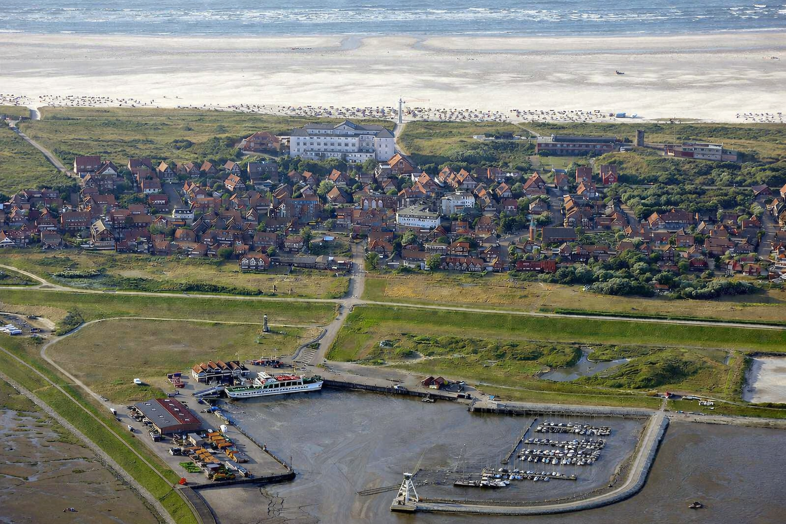 Juist mit Hafen, Deich und Ortskern aus der Luft